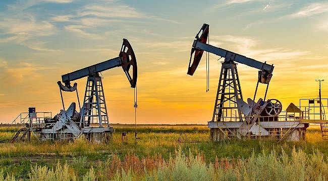 Jeopolitik riskler ve stok azalışı fiyatları tırmandırıyor: Brent petrol 102 doları aştı