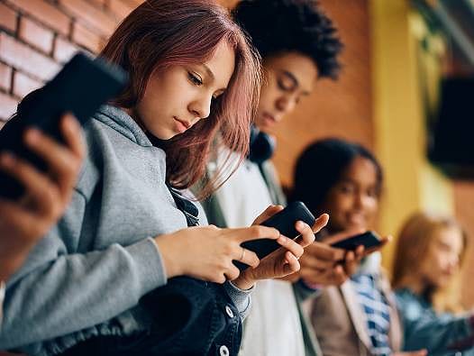 Günde 13 saat ekran başında kalıyorlardı: Akıllı telefonu bırakan gençler gerçek dünyayı keşfetti! 'Eski Tip' telefon deneyi ne gösterdi?