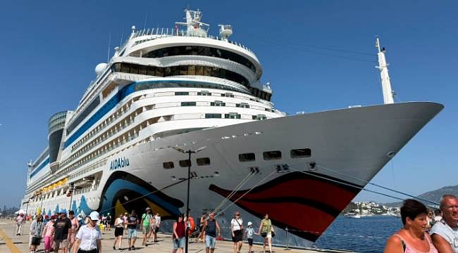 Bodrum'a 3 gemiyle 2 bin 761 turist geldi