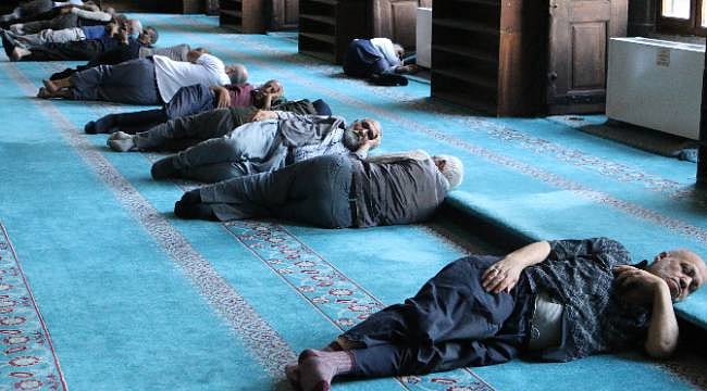 Sıcaklık 40 dereceyi aşınca turistler çareyi oraya sığınmakta buldu