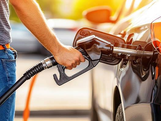 Hürmüz Boğazı kilitlendi, Avrupa’da akaryakıt fiyatları zirve yaptı