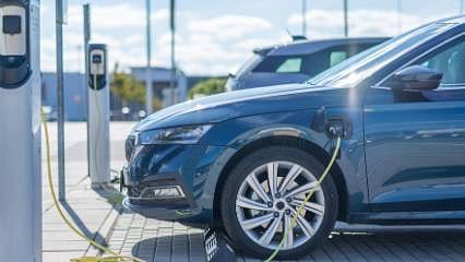 Jeopolitik gelişmeler küresel otomotiv sektörünü dönüştürüyor: Hibrit ve elektrikli araçlara yönelim artırıyor