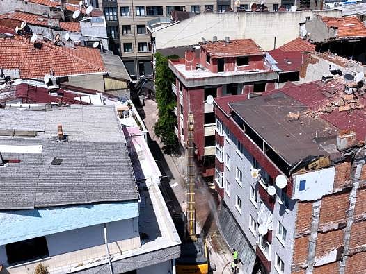 "Yarısı Bizden" kampanyasında son gün 31 Aralık: Zeytinburnu’nda eş zamanlı yıkım başladı