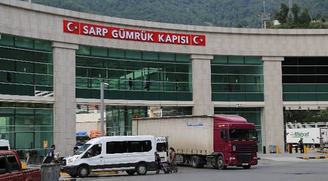 Ticaret ve turizmin Kalbi: Sarp’ta geçiş sayıları yüksek seviyesini koruyor