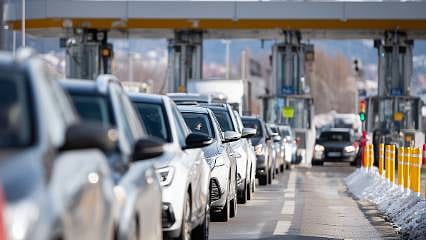 Resmî Gazete'de yayımlandı: Gurbetçilerin geçici araç getirme şartları değişti! İşte yeni kurallar