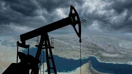 Hürmüz Boğazı krizinin faturası: Petrol fiyat tahminleri yukarı çekildi