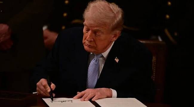 Trump Rusya'ya yönelik yaptırımlar içeren tasarıyı imzaladı