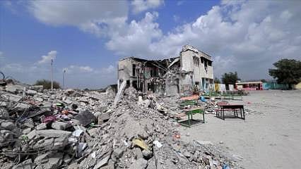 Detaylar: Dünya bu görüntüleri konuşuyor: Donanma üssü hedef alınırken ilkokul da vuruldu