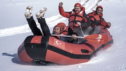İyilik ve adrenalin bir arada: Hem yem bıraktılar hem kar raftingi yaptılar