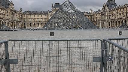 Soygun, grev ve su sızıntısı istifa getirdi: Louvre Müdürü görevi bırakıyor