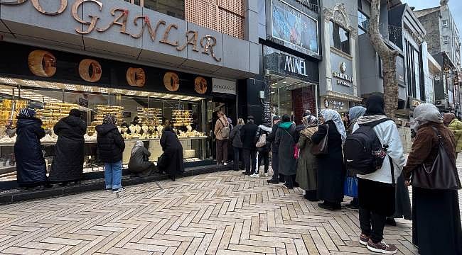 Kocaeli’de altın izdihamı: Fiyat düşüşünü duyan kuyumcuya koştu