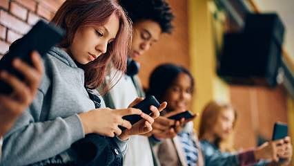 Günde 13 saat ekran başında kalıyorlardı: Akıllı telefonu bırakan gençler gerçek dünyayı keşfetti! 'Eski Tip' telefon deneyi ne gösterdi?