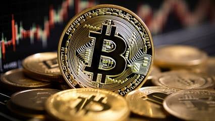 Bitcoin'de son 10 ayın en yüksek haftalık kapanışı geldi: 83 bin dolar seviyesi aşıldı! İbre yukarı mı gidecek?
