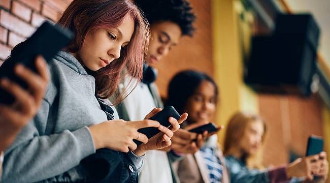 Günde 13 saat ekran başında kalıyorlardı: Akıllı telefonu bırakan gençler gerçek dünyayı keşfetti! 'Eski Tip' telefon deneyi ne gösterdi?