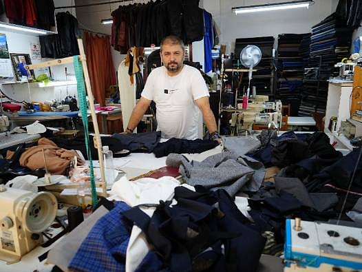 Takım elbise siparişlerine yetişemiyorlar: Teknolojiyi ve yapay zekayı dize getiren zanaat