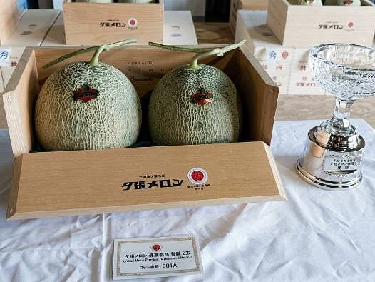 Japonya'da dudak uçuklatan açık artırma: 1 çift kavun 36 bin 500 dolara alıcı buldu