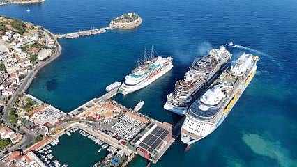 Kuşadası'na 4 gemiyle 9 bin 300 turist geldi