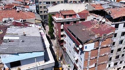 "Yarısı Bizden" kampanyasında son gün 31 Aralık: Zeytinburnu’nda eş zamanlı yıkım başladı