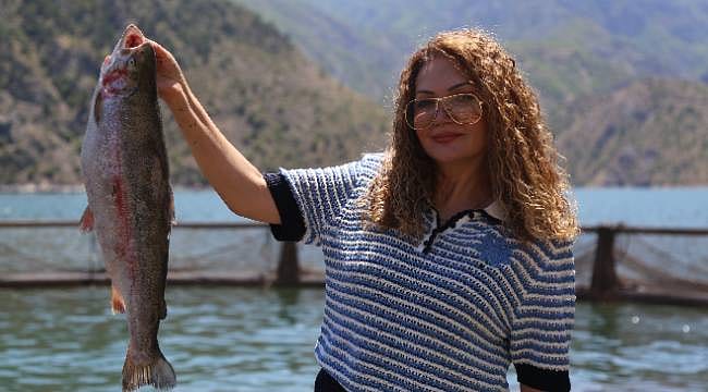 Deprem sonrası memleketine döndü, tesis kurdu: Yıllık 500 ton üretim ile Türk somonu dünya sofralarını süslüyor
