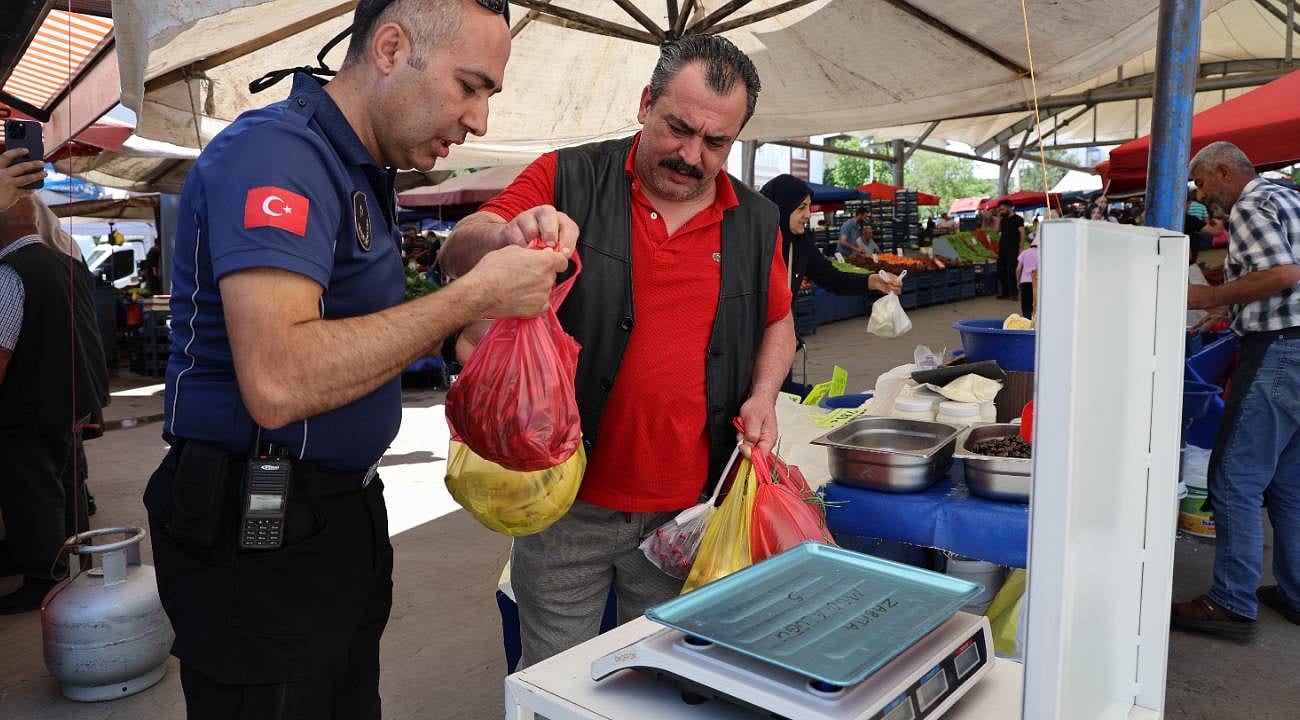 Sivas’ta pazarcı esnafı gramaj sınavını başarıyla geçti