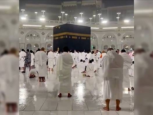 Ramazan ayının son günü Kabe'de yağmur altında dua ediliyor