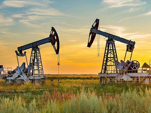 Jeopolitik riskler ve stok azalışı fiyatları tırmandırıyor: Brent petrol 102 doları aştı