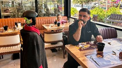 Maaşı var, haftada bir gün izin de yapıyor: İşte Ankara'nın şaşırtan robot garsonu