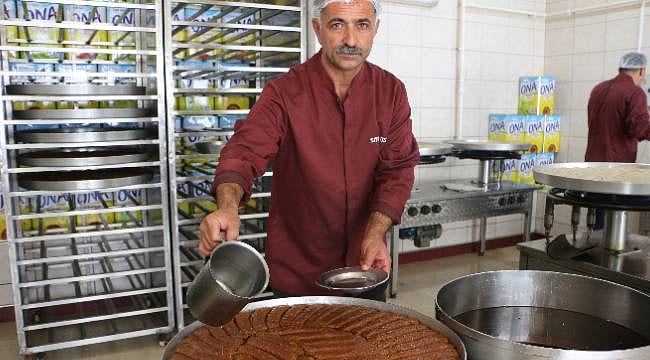 Diyarbakır’da ustalar Kurban Bayramı için gece gündüz çalışıyor: Hedef 6 ton tatlı