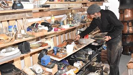 Vefat edenlerin anılarına kıyamadı: 8 tır eşyayı memleketine taşıdı