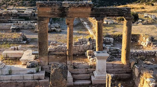 Blaundos’ta 2 bin 500 yıllık keşif: Garnizon kentinde kutsal duvar bulundu