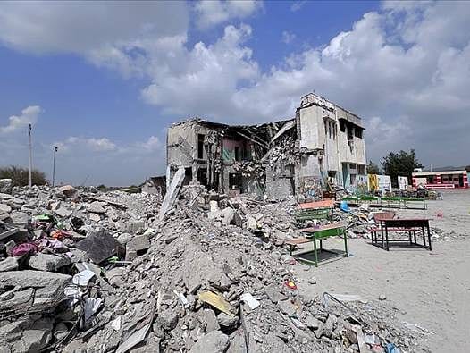 Dünya bu görüntüleri konuşuyor: Donanma üssü hedef alınırken ilkokul da vuruldu