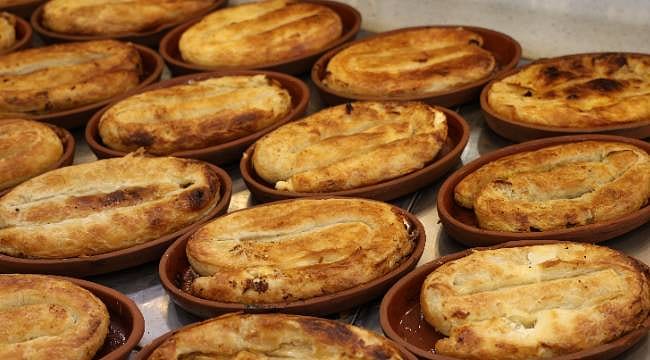 Görenler şaşırıyor, tadanlar vazgeçemiyor: Tandırda çömlek böreği