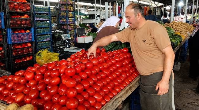 Yaz meyve ve sebzeleri tezgahları süsledi