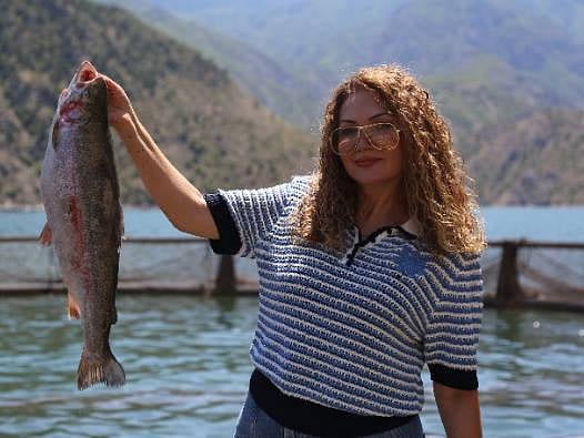 Deprem sonrası memleketine döndü, tesis kurdu: Yıllık 500 ton üretim ile Türk somonu dünya sofralarını süslüyor
