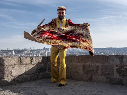 Minderden gömlek, halıdan ceket yapıyor: Atılmaya kıyılamayan eşyalar sanata dönüşüyor