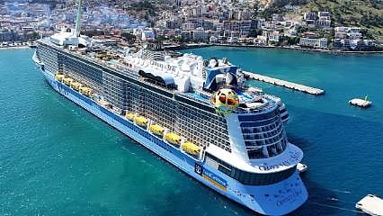 Kuşadası'na kruvaziyerle 4 bin 600 turist geldi