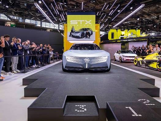 Opel’den Paris Otomobil Fuarı’nda çifte dünya prömiyeri