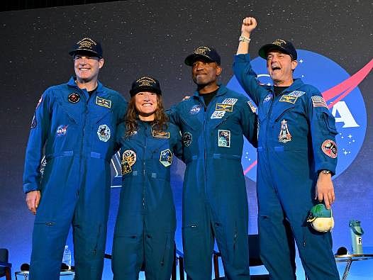 Ay yolculuğunda mutlu son: Artemis II astronotları sorunsuz bir inişle tarih yazdı