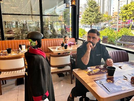 Maaşı var, haftada bir gün izin de yapıyor: İşte Ankara'nın şaşırtan robot garsonu