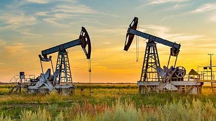 Jeopolitik riskler ve stok azalışı fiyatları tırmandırıyor: Brent petrol 102 doları aştı
