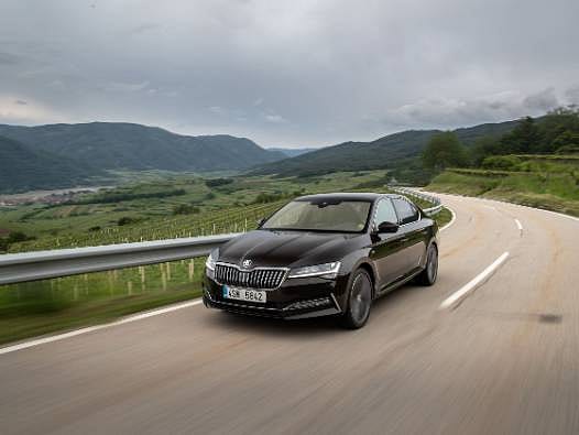 Skoda Superb dördüncü modern nesliyle yollarda yerini alıyor: İşte özellikleri
