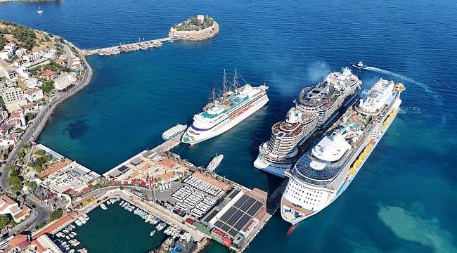 Kuşadası'na 4 gemiyle 9 bin 300 turist geldi