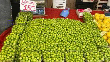 Pazarda yaz meyveleri tezgaha indi: Çağla gidiyor, erik geliyor