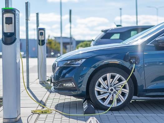 Jeopolitik gelişmeler küresel otomotiv sektörünü dönüştürüyor: Hibrit ve elektrikli araçlara yönelim artırıyor