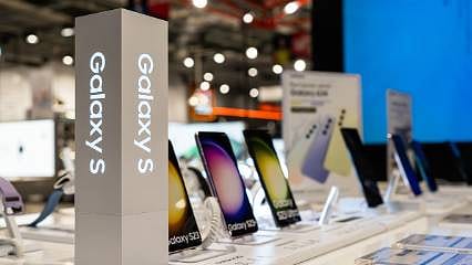 Samsung 3. çeyrekte tarihi kar açıkladı: Borsada hisseleri yüksek beklentilerin gölgesinde düştü