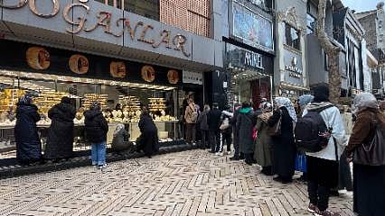 Kocaeli’de altın izdihamı: Fiyat düşüşünü duyan kuyumcuya koştu