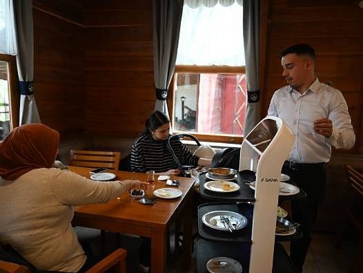 Bu tesiste garsonlar yapay zekalı: Siparişinizi bir robottan almaya hazır mısınız?