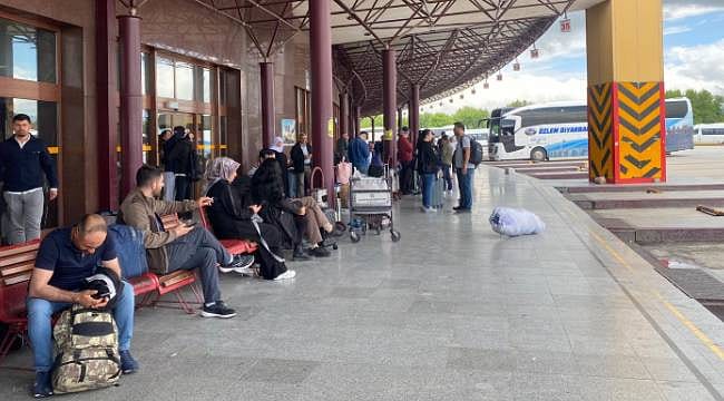 Otogarda biletler tükendi, ek seferler başladı