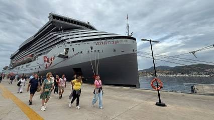 "Scarlet Lady" Bodrum’a demirledı: 2 bin 560 turist geldi