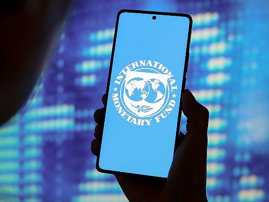 IMF: Yaşam maliyeti krizleri reel ücretleri düşürüyor, enflasyon beklentisini yükseltiyor